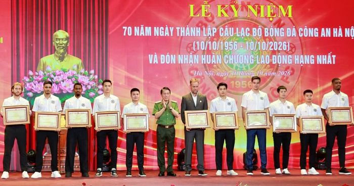 Bộ trưởng Bộ Công an khen thưởng cho các cá nhân có thành tích xuất sắc của CLB Công an Hà Nội