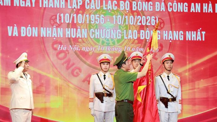 Thừa uỷ quyền của Chủ tịch nước, Bộ trưởng Bộ Công an trao tặng Huân chương Lao động hạng Nhất cho CLB