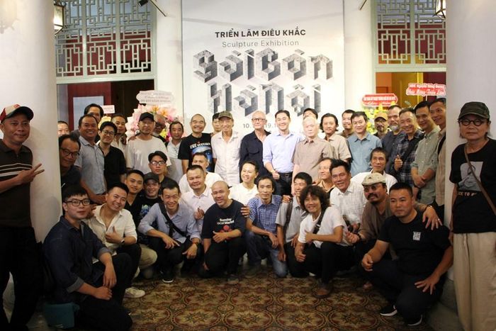 Các tác giả chụp ảnh lưu niệm tại khai mạc triển lãm