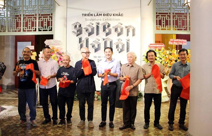 Các đại biểu cắt băng khai mạc triển lãm