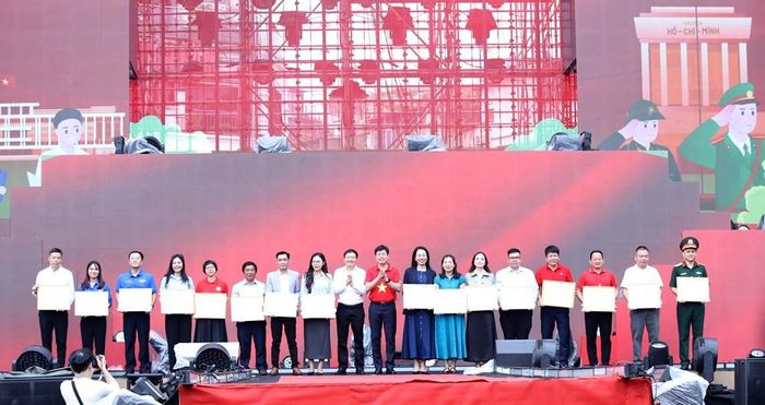 Các tập thể, cá nhân được tặng bằng khen vì có thành tích trong triển khai Hành trình “Tôi yêu Tổ quốc tôi” năm 2026 và kỷ niệm 70 năm Ngày truyền thống Hội LHTN Việt Nam