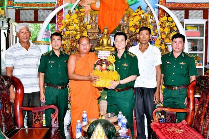 Ban Chỉ huy BĐBP TP. Cần Thơ thăm, tặng quà các vị sư sãi Ban Quản trị chùa Wát Pích, xã Lai Hòa, TP. Cần Thơ. Ảnh: Văn Long