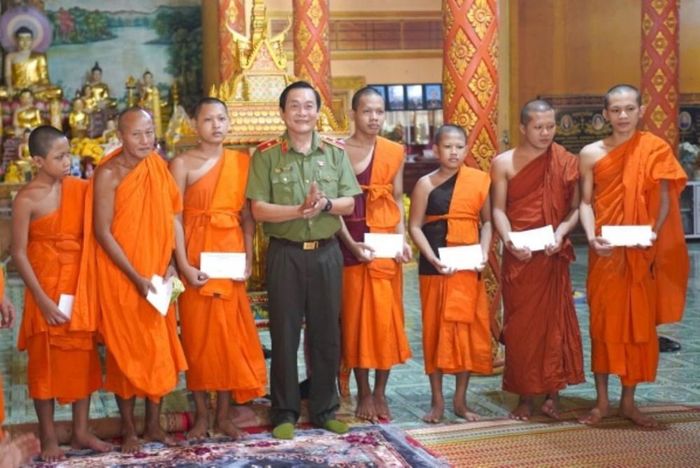 Thiếu tướng Hồ Việt Triều, Giám đốc Công an tỉnh Cà Mau tặng quà chức sắc, chức việc Chùa Ngan Dừa, xã Hồng Dân. Ảnh: Công an tỉnh Cà Mau