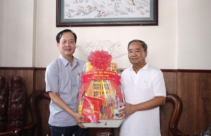 Chủ tịch UBND tỉnh Vĩnh Long Trần Trí Quang thăm, tặng quà ông Thạch Hel, nguyên Phó Bí thư Thường trực Tỉnh ủy Trà Vinh (cũ). Ảnh: Phương Thảo