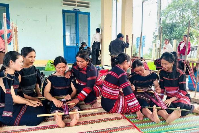 Các học viên tham gia lớp tập huấn, truyền dạy nghề dệt thổ cẩm truyền thống tại làng Jro Dơng