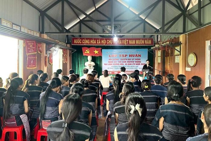 Trung tâm Văn hóa, Thông tin và Thể thao xã Đak Pơ tổ chức các lớp tập huấn, bồi dưỡng và truyền dạy nghề dệt thổ cẩm cho đồng bào Bahnar