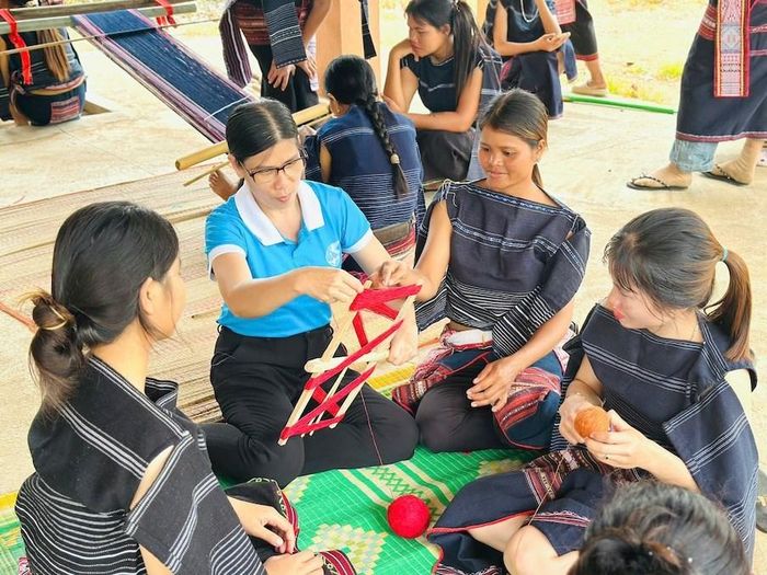 Học viên thực hành các kỹ thuật dệt thổ cẩm tại lớp tập huấn ở làng Krông Hra