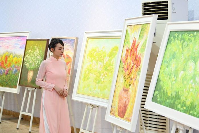 “Hà Nội 12 mùa hoa” được tổ chức như một hành trình cảm xúc, dẫn dắt người xem đi qua từng khoảng thời gian đặc trưng của năm