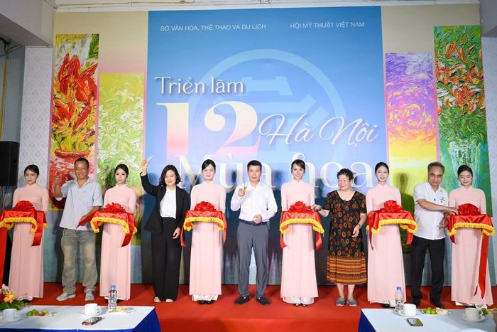 Ông Phạm Tuấn Long, Giám đốc Sở Văn hoá, Thể thao và Du lịch Hà Nội cùng các đại biểu thực hiện nghi thức cắt băng chính thức khai mạc triển lãm