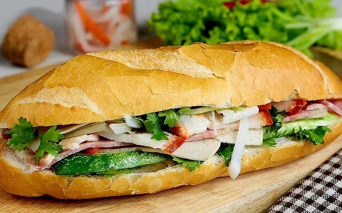 Bánh mì có nhân là thực phẩm được nhiều người lựa chọn, song cần bảo đảm nguồn nguyên liệu và điều kiện chế biến an toàn. Ảnh minh hoạ