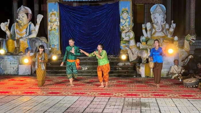 Câu lạc bộ Dì Kê xã Ô Lâm biểu diễn phục vụ đồng bào tại chùa Sre Bưng
