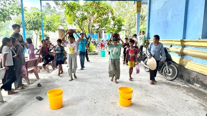 Xã Ô Lâm tổ chức các trò chơi dân gian cho thiếu nhi vui lễ Sen Đôn Ta
