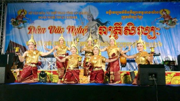 Đội văn nghệ Khmer tỉnh biểu diễn phục vụ đồng bào tại chùa Sre Bưng
