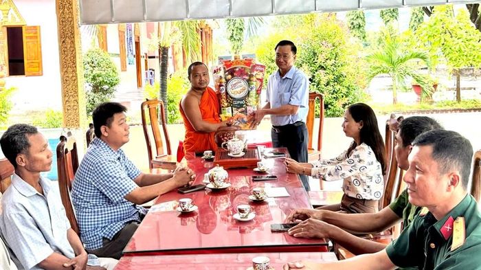 Hàng năm nhân dịp lễ Sen Đôn Ta xã Ô Lâm đều tổ chức thăm, tặng quà các chùa Khmer