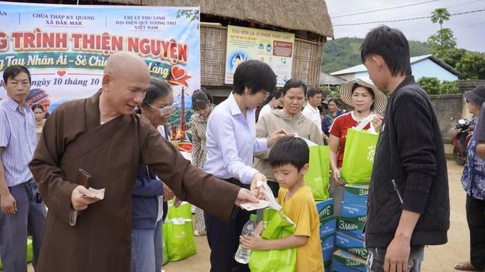 Tặng quà cho trẻ khuyết tật, mồ côi