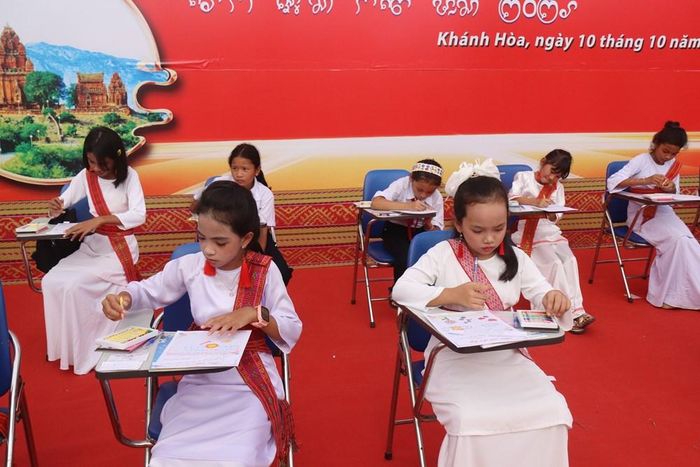 Hội thi viết chữ Chăm dành cho thiếu nhi, học sinh với chủ đề “Sáng nét chữ – Giữ hồn Chăm”