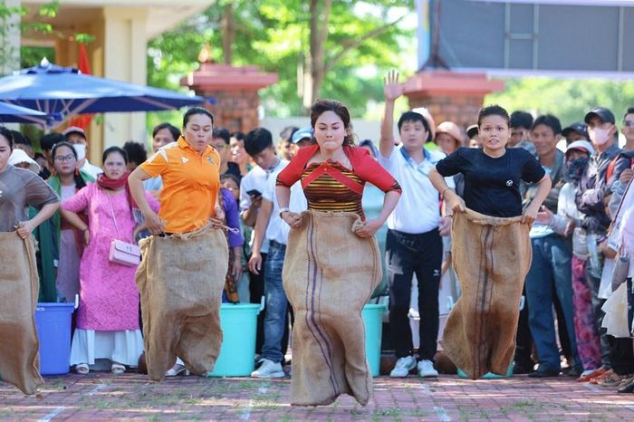 Phần thi nhảy bao bố đem lại nhiều tiếng cười