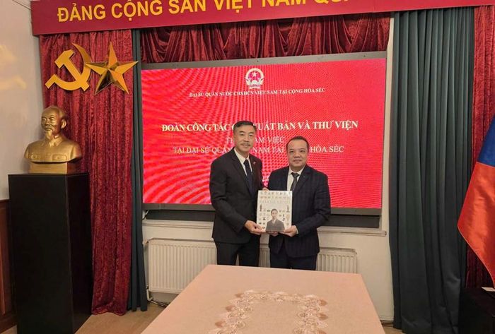 Ông Hoàng Hải Long, Phó Cục trưởng Cục Xuất bản và Thư viện (Bộ VHTTDL) tại buổi làm việc với Đại sứ quán Việt Nam tại Cộng hòa Séc
