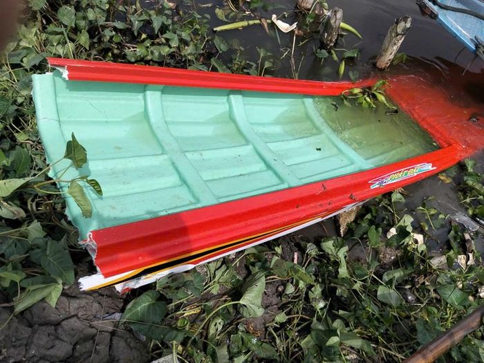 Sau vụ tai nạn, chiếc vỏ lãi bị gãy làm đôi