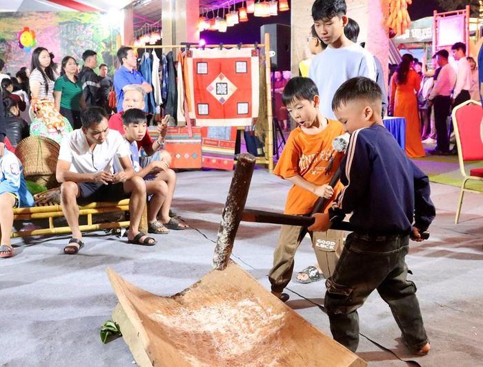 Các em nhỏ thích thú trải nghiệm không gian văn hóa nhiều màu sắc