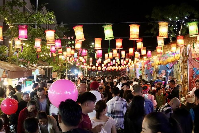 Người dân và du khách có cơ hội tiếp cận văn hóa dân tộc Mông bằng nhiều hình thức sinh động