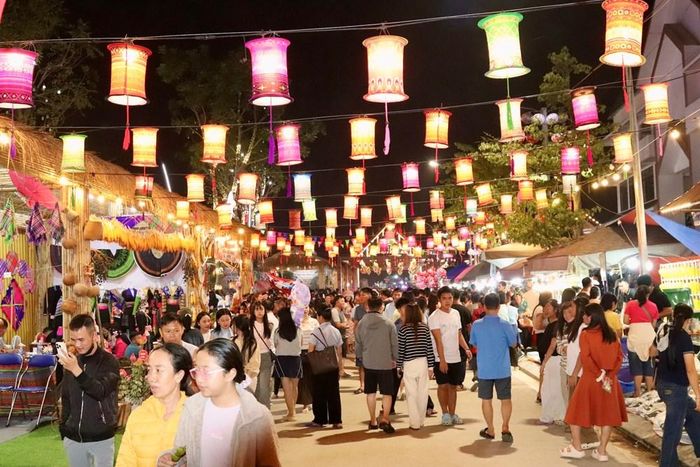 Đông đảo người dân và du khách đổ về Phố đi bộ Mường Thanh, hòa mình vào không khí sôi nổi của Ngày hội Văn hóa dân tộc Mông lần thứ IV