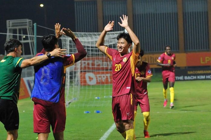 Các cầu thủ Hưng Yên FC ăn mừng sau chiến thắng