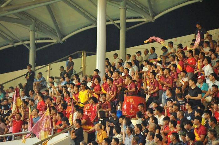 Sự cổ vũ nhiệt tình của khán giả nhà giúp các cầu thủ Hưng Yên FC thi đấu tự tin