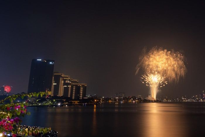 Điểm nhấn tại hồ Tây là những màn pháo hoa nước