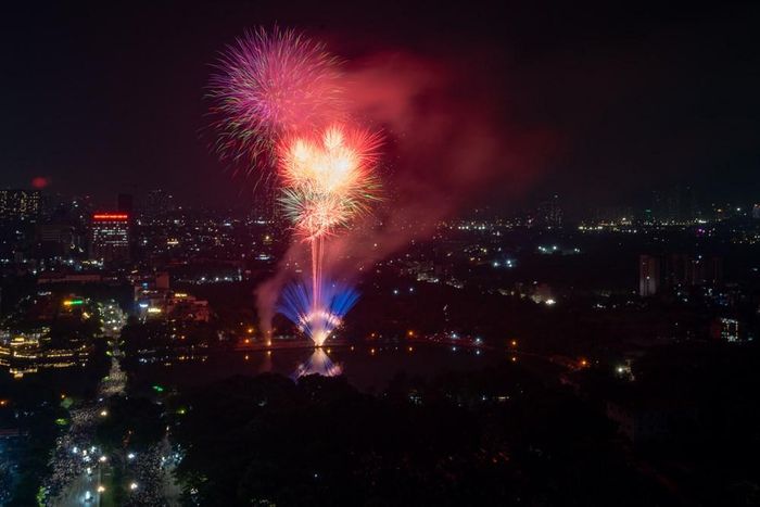 Pháo hoa tại khu vực hồ Văn Quán trong ngày 10.10