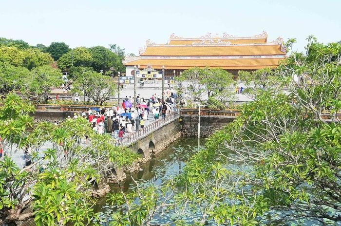 Du khách đi trên cầu Trung Đạo đến tham quan Điện Thái Hòa trong Đại Nội Huế. Ảnh: Nguyên Lý-TTXVN