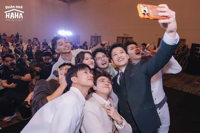 Dàn nghệ sĩ tham dự chương trình "Quán Nhà Haha"