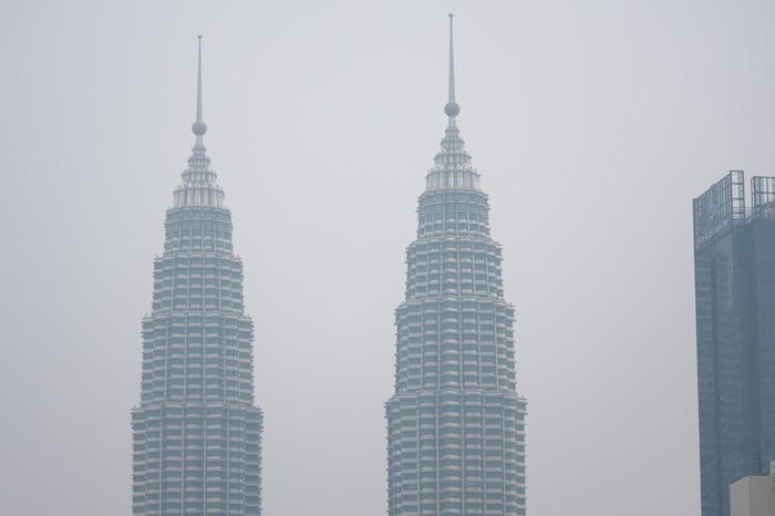 Khói mù bao trùm hai tòa tháp Petronas ở thủ đô Kuala Lumpur, Malaysia, ngày 9/10/2026, trong bối cảnh tình trạng ô nhiễm không khí nghiêm trọng khiến nhiều trường học tại một số bang, thủ đô Kuala Lumpur và trung tâm hành chính Putrajaya phải đóng cửa.