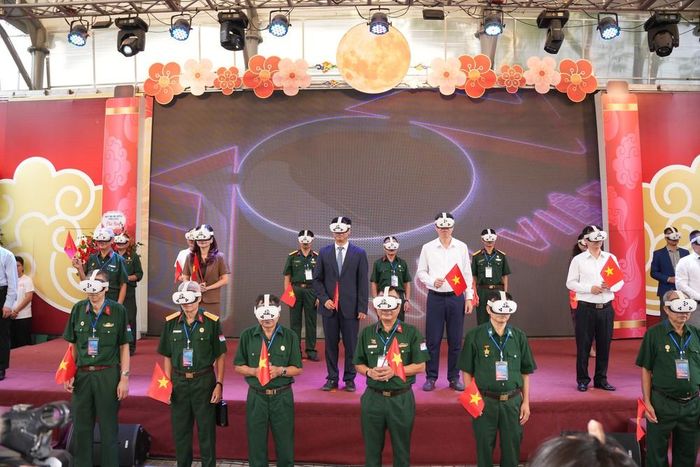 Các vị khách mời và các bác cựu chiến binh trải nghiệm chương trình. Ảnh: Xuân Đào
