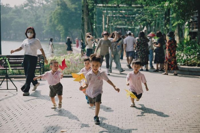 Các em nhỏ vui đùa với chong chóng