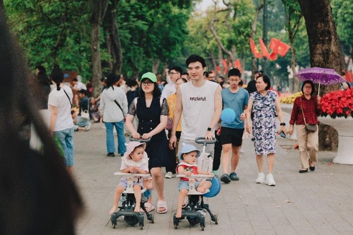 Các gia đình đưa con nhỏ dạo chơi trên không gian đi bộ hồ Hoàn Kiếm trong ngày kỷ niệm 72 năm Giải phóng Thủ đô