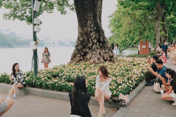 Nhiều người dân và du khách tranh thủ ghi lại những khoảnh khắc đẹp tại vườn hoa bên hồ Hoàn Kiếm trong dịp kỷ niệm 72 năm Ngày Giải phóng Thủ đô