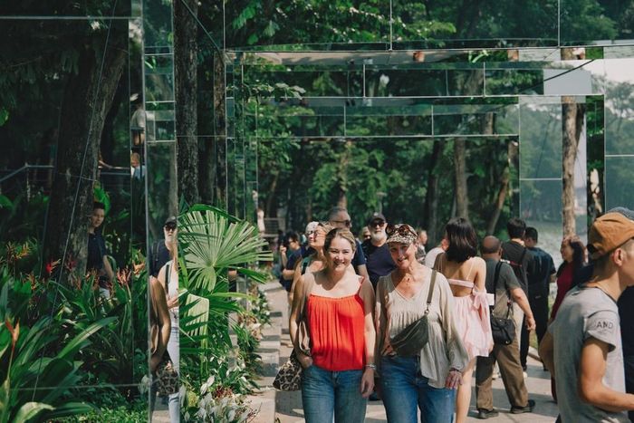 Du khách quốc tế tham quan, dạo bước giữa hệ thống khung gương nghệ thuật tại không gian “Dải lụa ký ức” bên hồ Hoàn Kiếm