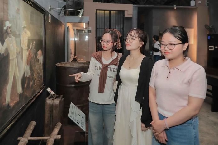 Di tích Nhà tù Hỏa Lò được nhiều bạn trẻ lựa chọn làm điểm đến tham quan, tìm hiểu lịch sử dân tộc, tri ân các anh hùng liệt sĩ nhân kỷ niệm 72 năm Ngày Giải phóng Thủ đô.