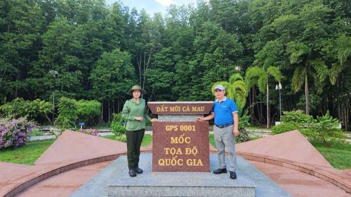 Ông Lương Duy Ngân (bên phải) trong chuyến khảo sát thực tế tại Đất Mũi, Cà Mau