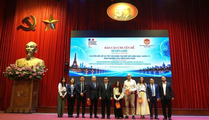 PGS,TS Đậu Hương Nam, Vụ trưởng Vụ Hợp tác quốc tế và ông Eric Soulier, Tham tán Hợp tác và Hoạt động Văn hóa, Giám đốc Viện Pháp tại VN cùng đoàn chuyên gia Pháp tại sự kiện.