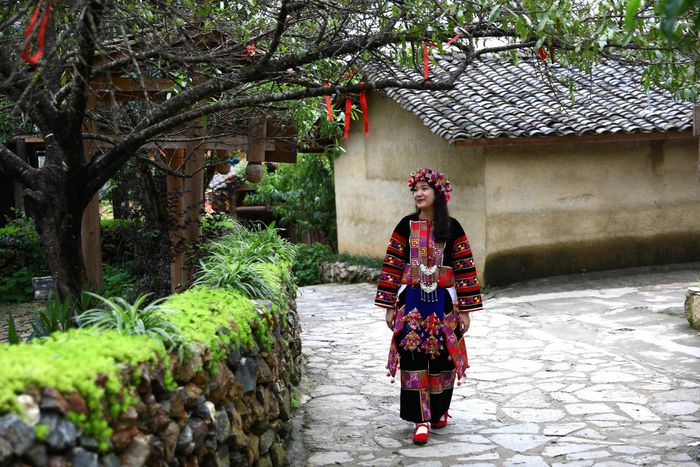 Thiếu nữ dân tộc Lô Lô trong trang phục truyền thống, điểm tô nét duyên dáng cho làng du lịch cộng đồng nơi cực Bắc Tổ quốc. Ảnh: Minh Tâm-TTXVN