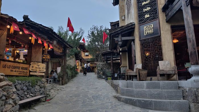 Đường vào làng văn hóa du lịch cộng đồng Lô Lô Chải. Ảnh: Huy Thông