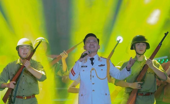 Chương III “Hà Nội - Nơi bình yên tỏa sáng” khắc họa hình ảnh Thủ đô hòa bình, văn minh, hiện đại, với sự đóng góp của lực lượng vũ trang và Nhân dân trong giữ gìn an ninh, trật tự