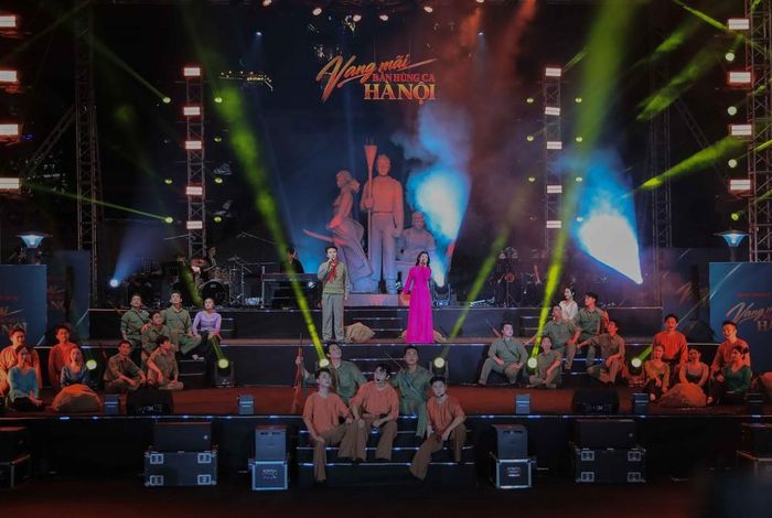 Chương II “Bài ca chiến sĩ Thủ đô” khắc họa hình ảnh người chiến sĩ qua các thời kỳ, luôn nêu cao tinh thần trách nhiệm, sẵn sàng chiến đấu và phục vụ Nhân dân