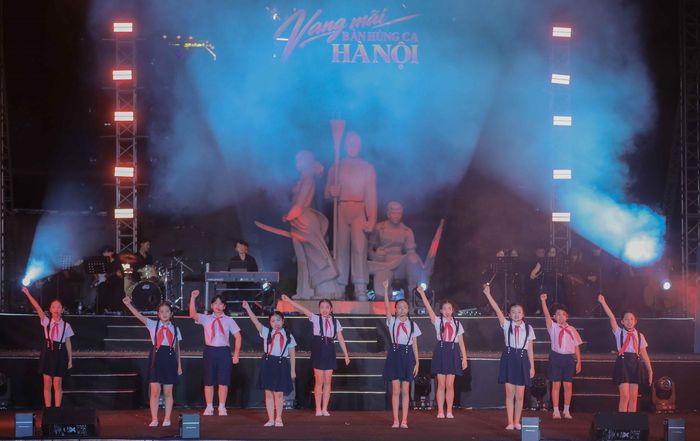 Chương trình nghệ thuật đặc biệt “80 năm - Vang mãi bản hùng ca Hà Nội” được dàn dựng công phu, kết hợp âm nhạc, múa, hợp xướng và công nghệ trình diễn hiện đại