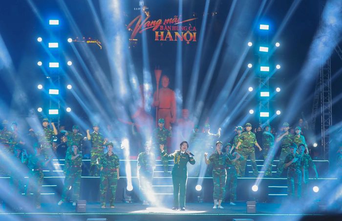 Chương trình nghệ thuật đặc biệt “80 năm - Vang mãi bản hùng ca Hà Nội” được dàn dựng công phu, kết hợp âm nhạc, múa, hợp xướng và công nghệ trình diễn hiện đại, do các nghệ sĩ Nhà hát Ca múa nhạc Thăng Long biểu diễn