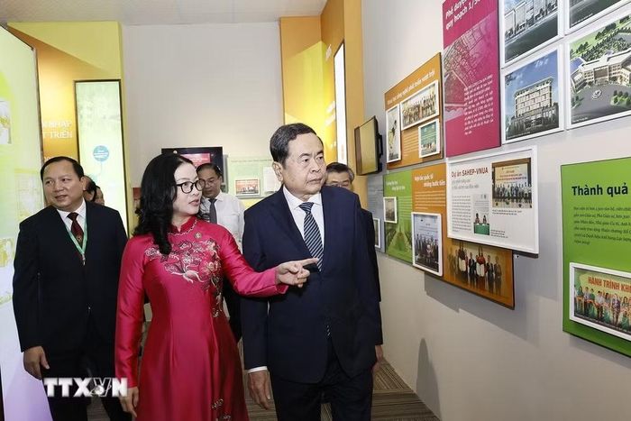 Chủ tịch Quốc hội Trần Thanh Mẫn tham quan phòng truyền thống của Học viện Nông nghiệp Việt Nam - Ảnh: TTXVN