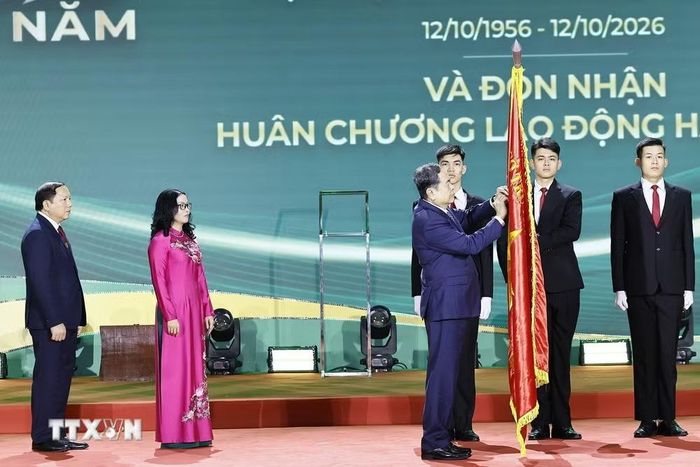 Chủ tịch Quốc hội Trần Thanh Mẫn trao Huân chương Lao động hạng Nhất cho Học viện Nông nghiệp Việt Nam - Ảnh: TTXVN