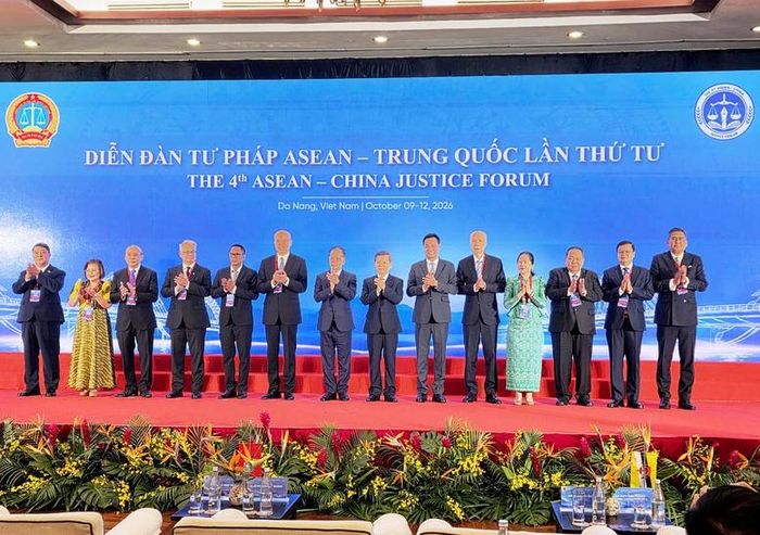 Đại biểu lãnh đạo cùng Chánh án Tòa án tối cao các nước thành viên ASEAN và Trung Quốc tham dự Diễn đàn - Ảnh: chinhphu.vn/Nhật Anh